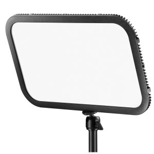 Godox E-sports LED Light ES45 Kit -valaisimessa on suorakulmainen LED-paneeli, jossa on musta kehys ja joka on asennettu mustaan säädettävään jalustaan, valkoista taustaa vasten.