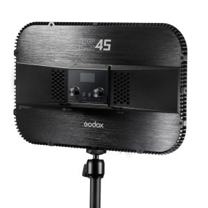 Mustan värinen Godox E-sports LED Light ES45 Kit -valaisinsarja näkyy takaa jalustalla, jossa on säätönupit, pieni näyttö ja tuuletusritilät, kaikki tyylikkäässä, modernissa muotoilussa.