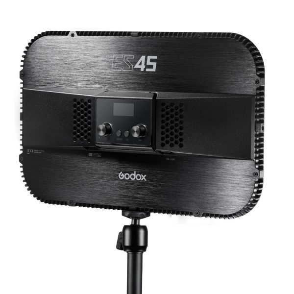 Mustan värinen Godox E-sports LED Light ES45 Kit -valaisinsarja näkyy takaa jalustalla, jossa on säätönupit, pieni näyttö ja tuuletusritilät, kaikki tyylikkäässä, modernissa muotoilussa.