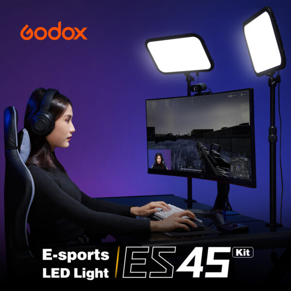 Nainen, jolla on kuulokkeet päässään, pelaa ensimmäisen persoonan räiskintäpeliä tietokonepöydällään, jota valaisevat kaksi jalustalla olevaa Godox E-sports LED Light ES45 Kit -paneelia.