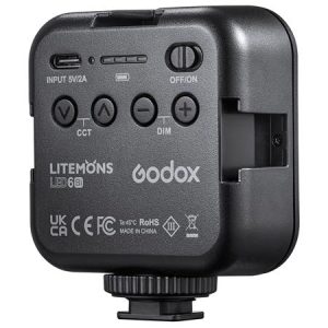 Godox Litemons LED-valo (Bi Color) LED6Bi on kompakti musta valaisin, jossa on ohjauspainikkeet, kytkin, merkityt portit ja sertifiointimerkinnät takaosassa ja joka on suunniteltu kiinnitettäväksi kameraan tai jalustalle.