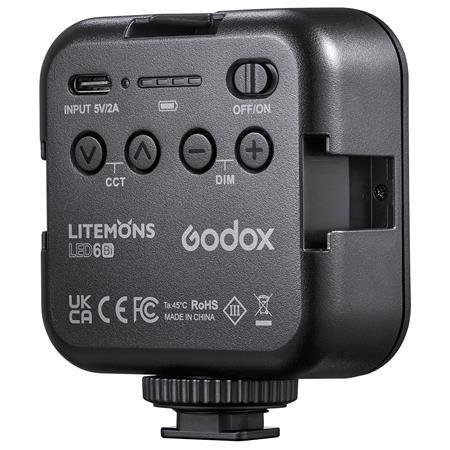 Godox Litemons LED-valo (Bi Color) LED6Bi on kompakti musta valaisin, jossa on ohjauspainikkeet, kytkin, merkityt portit ja sertifiointimerkinnät takaosassa ja joka on suunniteltu kiinnitettäväksi kameraan tai jalustalle.