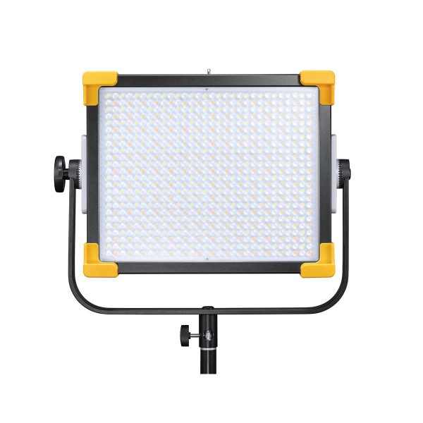 Godox LED LD75R, suorakulmainen paneelivalaisin, jossa on keltaiset kulmasuojat, on asennettu säädettävään mustaan jalustaan valkoista taustaa vasten.