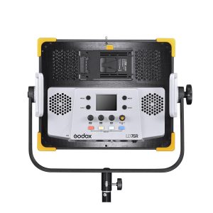 Godox LED LD75R -paneelivalaisimen takakuva, jossa on ohjauspainikkeet, säätönupit, näyttö ja paristopaikka. Kehyksessä on keltaiset kulmat ja se on asennettu jalustalle.