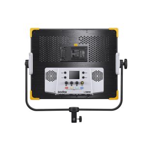 Godox LED LD150RS -valopaneelin takanäkymässä näkyvät ohjauspainikkeet, LCD-näyttö, tuuletusaukot, akkukiinnike ja keltaiset kulmasuojat.