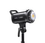 Musta Godox LED SL100D Daylight -LED-valo -studiovideovalaisin on asennettu jalustalle ja näytetään sivukulmasta valkoista taustaa vasten.
