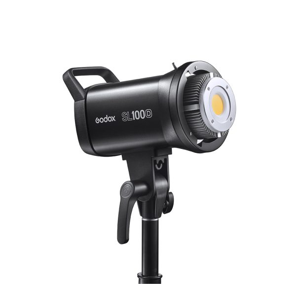 Musta Godox LED SL100D Daylight -LED-valo -studiovideovalaisin on asennettu jalustalle ja näytetään sivukulmasta valkoista taustaa vasten.