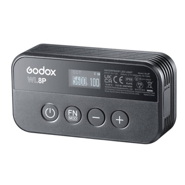 Godox WL8P vesitiivis LED-valaisin on musta, ja sen etupaneelissa on pieni digitaalinen näyttö, ohjauspainikkeet ja tekniset merkinnät.