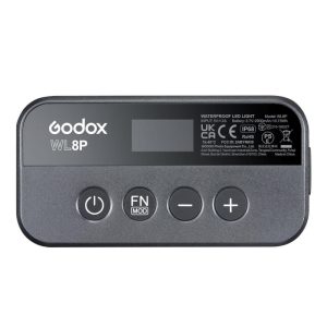 Godox WL8P -vedenkestävä LED-valaisin on suorakulmainen laite, jonka yläpaneeliin on painettu näyttö, merkittyjä painikkeita (vasen nuoli, FN/MOD, plus, virta) ja tuotetiedot.