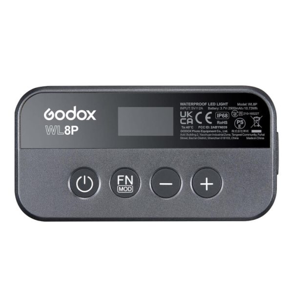Godox WL8P -vedenkestävä LED-valaisin on suorakulmainen laite, jonka yläpaneeliin on painettu näyttö, merkittyjä painikkeita (vasen nuoli, FN/MOD, plus, virta) ja tuotetiedot.