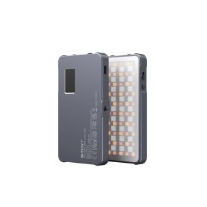Kaksi harmaata SmallRig 3489 Vibe P96L RGB -videovalaisinta, joista toisessa näkyy etuosa, jossa on LED-verkko, ja toisessa takaosa, jossa on pieni näyttö ja ohjauspainikkeet.