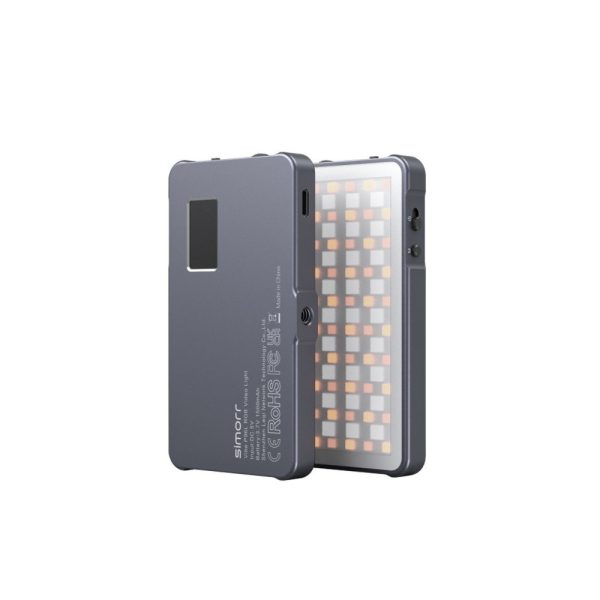 Kaksi harmaata SmallRig 3489 Vibe P96L RGB -videovalaisinta, joista toisessa näkyy etuosa, jossa on LED-verkko, ja toisessa takaosa, jossa on pieni näyttö ja ohjauspainikkeet.