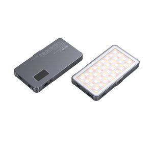 Kaksi suorakulmaista, kannettavaa SmallRig 3489 Vibe P96L RGB -videovalaisinta harmaana: toisessa näkyy valaistu LED-verkko ja toisessa takaosa, jossa on näyttö ja ohjauspainikkeet.