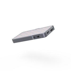 SmallRig 3489 Vibe P96L RGB -videovalaisin on ohut, suorakulmainen LED-paneeli, jossa on metallinen kehys, näkyvät polttimot ja ohjauskytkimet, jotka näkyvät valkoista taustaa vasten.