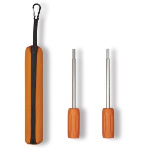 Godox Parabolic Reflector Zoom Box P158Kit, jossa on oranssi vetoketjullinen kantolaukku mustalla silmukalla ja karabiinilla, näkyy kahden oransseilla kahvoilla varustetun metallityökalun rinnalla valkoisella pohjalla.