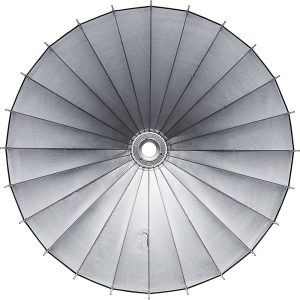 Godox Parabolic Reflector Zoom Box P158Kit on suuri, pyöreä, hopeinen softbox ylhäältä katsottuna, jossa on tasaisin välein olevat metalliset kehät, jotka lähtevät säteittäisesti keskusaukosta symmetrisen ulkoasun luomiseksi.