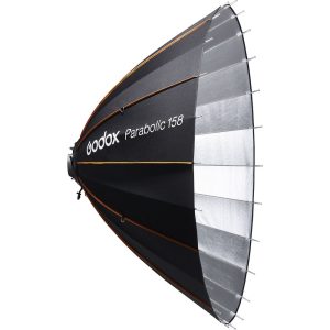 Godox Parabolic Reflector Zoom Box P158Kit, suuri musta softbox, jossa on oranssi reunus, metallitangot ja hopeinen sisäheijastin studiovalaistukseen, näkyy sivulta.