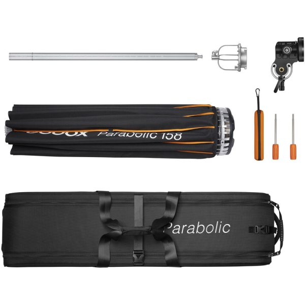 Godox Parabolic Reflector Zoom Box P158Kit sisältää taitetun softboxin, metallitangot, kiinnitystelineen, kantolaukun, oranssin hihnan, kaksi ruuvimeisseliä ja mustan kiinnikkeen - kaikki siististi järjestettynä valkoisella pohjalla.
