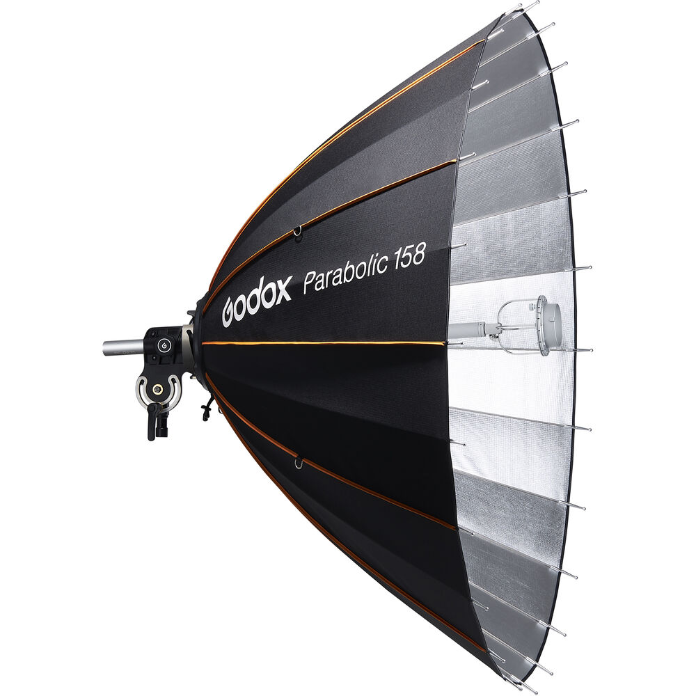 Godox Parabolic Reflector Zoom Box P158Kit, suuri ja musta, jossa on hopeinen sisustus, on profiilikuvassa asennettuna metallikannattimeen, jolloin sen sisällä oleva lampunpidin paljastuu.