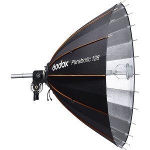 Suuri musta Godox Parabolic Reflector Zoom Box P128Kit oransseilla korostuksilla on asennettu metallikannattimeen, jossa on heijastava sisus ja näkyvät tukitangot.