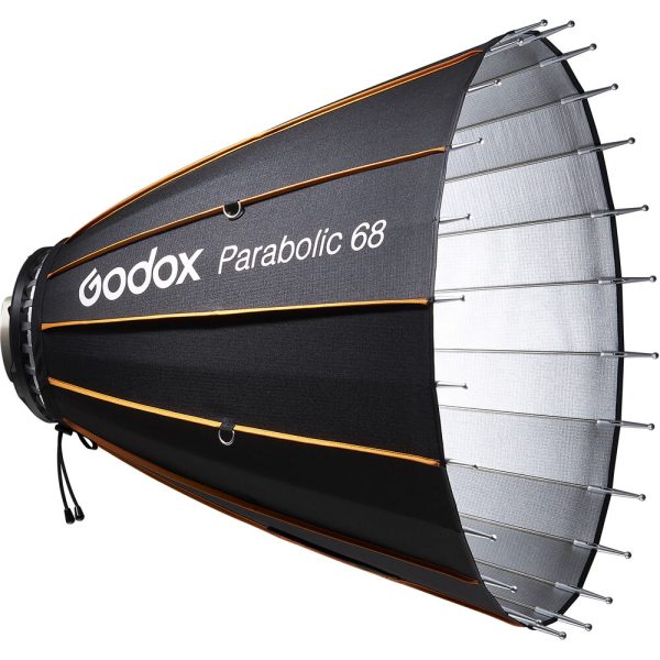 1637062296_453 Godox Parabolic Reflector Zoom Box P68Kit on suuri softbox-valonmuokkain, jossa on musta ulkokuori, oranssit korostukset ja metallitangot, ihanteellinen ammattimaiseen valokuvausvalaistukseen.