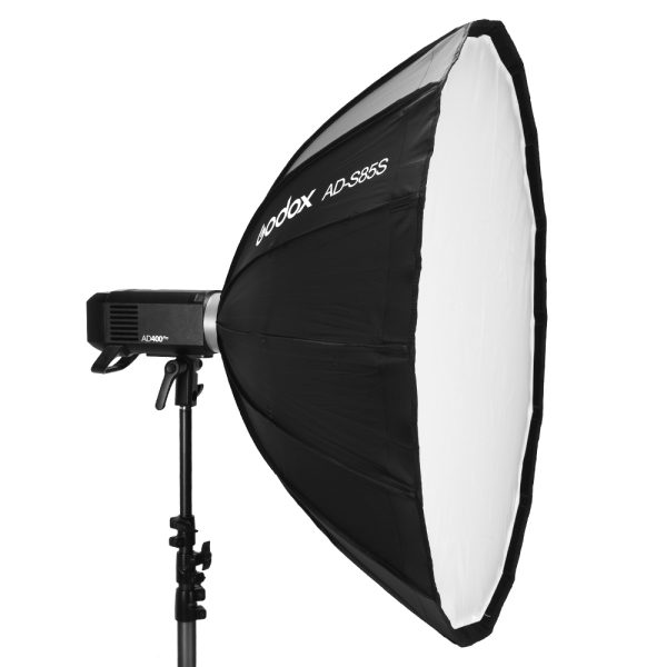Godox ML60 Duo Kit -LED-valo on asennettu jalustalle mustavalkoisen AD-S85S-softboxin kanssa oikealle valkoista taustaa vasten.