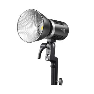 1643731201_954 Ammattimainen studiossa käytettävä LED-valosarja Godox ML KIT2 ML60Bi & ML30Bi Trio Kit -LED-valo, jossa on suuri heijastin, kahva, kiinnike ja musta-hopea sylinterimäinen runko, jossa on tuuletetut sivut.