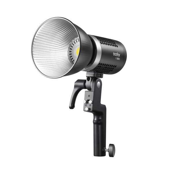 1643731201_954 Ammattimainen studiossa käytettävä LED-valosarja Godox ML KIT2 ML60Bi & ML30Bi Trio Kit -LED-valo, jossa on suuri heijastin, kahva, kiinnike ja musta-hopea sylinterimäinen runko, jossa on tuuletetut sivut.