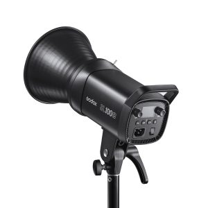 Mustan värinen Godox SL100D LED Video Light Two Light Kit -LED-valo on asennettu jalustalle, jossa näkyy sen takaohjauspaneeli, tuuletus ja tuotemerkki. Valo on suunnattu ylöspäin tavallista valkoista taustaa vasten.