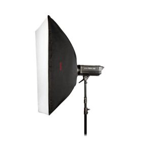 Godox SL100D LED Video Light Two Light Kit -valosarjassa on LED-valot, joissa on suuret suorakulmaiset softbox-diffuusorit mustalla säädettävällä jalustalla valkoista taustaa vasten.