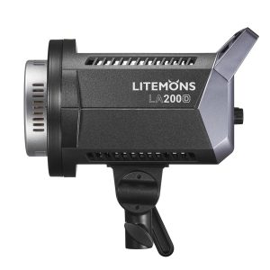 Sivukuva Godox Litemons LED-videovalaisimesta LA200D -LED-valo, jossa on musta ja hopeinen runko, jossa on näkyvissä tuotemerkki, asennettuna mustaan kiinnikkeeseen jalustan kiinnittämistä varten.