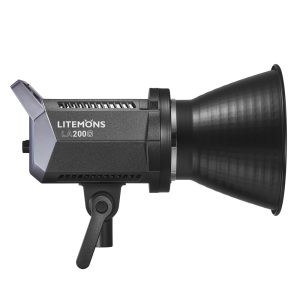 Godox Litemons LED-videovalaisin LA200D -LED-valo mustana, kuvassa suuri heijastin ja säädettävä kiinnike, sivukuva valkoista taustaa vasten. Valaisimessa on tuuletusaukot jäähdytystä varten.