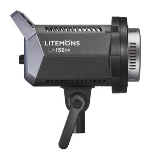 Sivukuva mustasta Godox Litemons LED-videovalaisimesta LA150Bi -LED-valo, jossa on hopeinen tuuletettu etuosa, kiinnitysteline ja säätönuppi, suunniteltu valokuvaukseen ja videovalaistukseen.