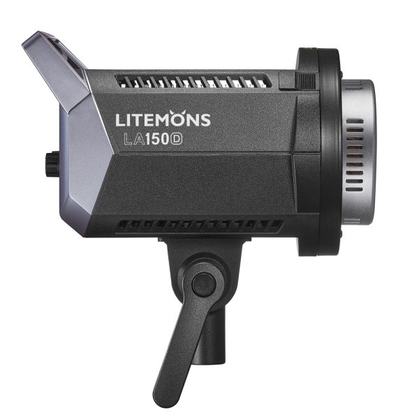 Sivukuva Godox Litemons LED-videovalaisimesta LA150D -LED-valo mustana, jossa on hopeiset korostukset, tuuletusritilät ja kiinnitysteline, jossa on säädettävä kahva.