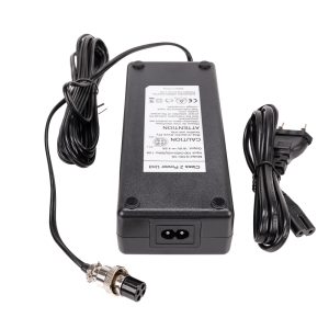 Godox Cord for LED1000 series on musta virtasovitin, jonka yläosassa on merkintä ja jossa on kolmipinninen lähtöliitin toisessa kaapelissa ja tavallinen kaksipinninen virtapistoke toisessa, molemmat kiinnitettynä sovittimeen.