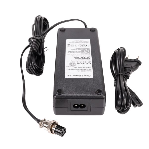 Godox Cord for LED1000 series on musta virtasovitin, jonka yläosassa on merkintä ja jossa on kolmipinninen lähtöliitin toisessa kaapelissa ja tavallinen kaksipinninen virtapistoke toisessa, molemmat kiinnitettynä sovittimeen.