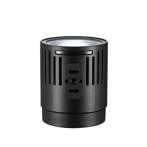 Godox Litemons LED LC30D -pöytävideovalaisin on musta lieriön muotoinen laite, jossa on pystysuuntaiset tuuletusraot ja läpinäkyvä linssi yläosassa, kuvassa valkoista taustaa vasten.