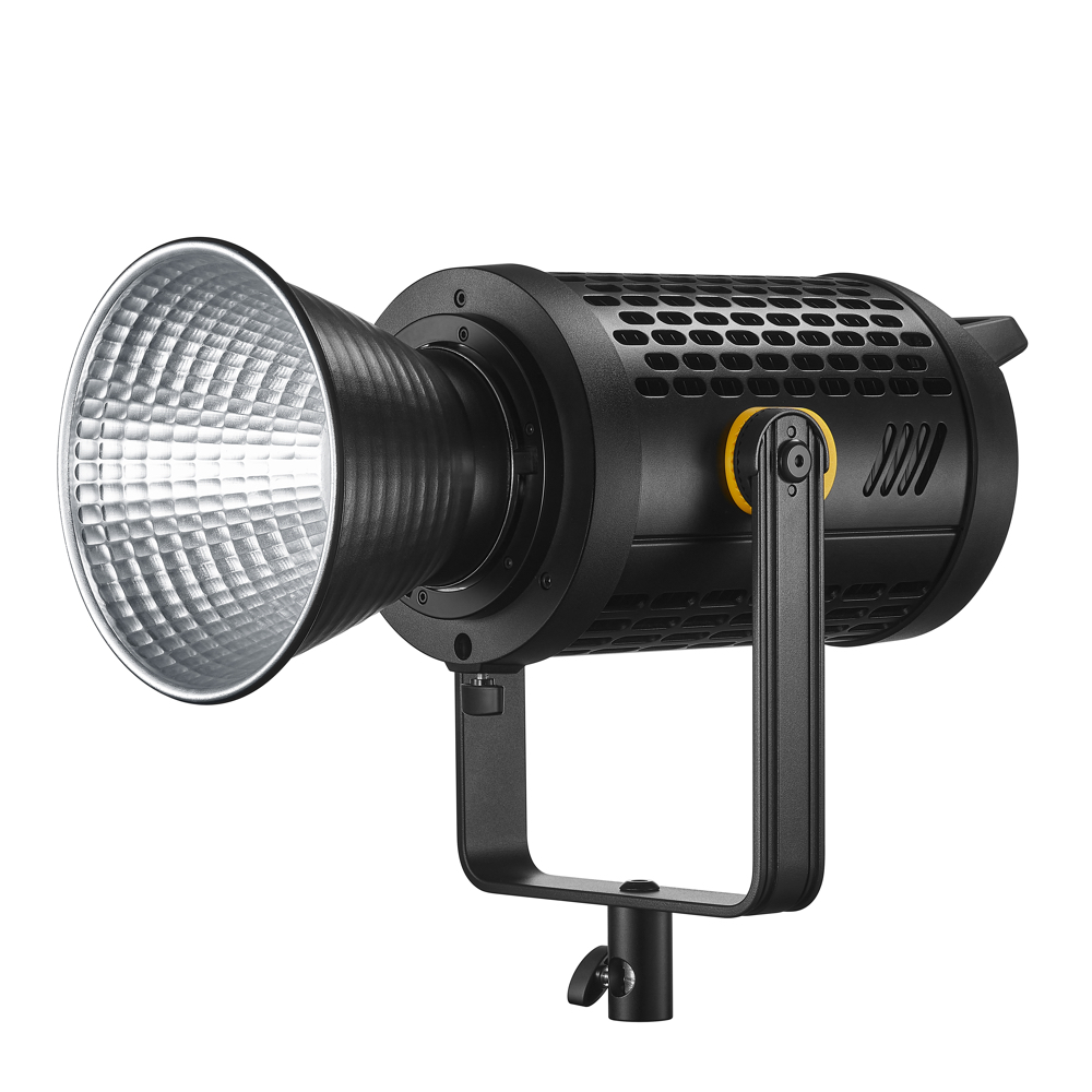 Godox LED UL150 II Bi Silent Video Light on musta studio-LED-valonheitin, jossa on hopeinen heijastin ja keltainen sivukoriste, joka on asennettu säädettävään kiinnikkeeseen.