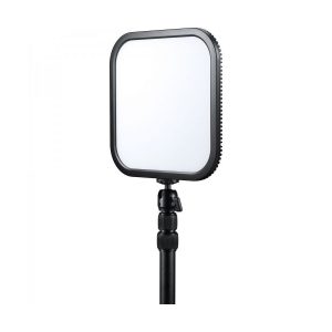 Godox E-sports LED-valo ES30 - Kit1 on suorakulmainen LED-paneeli, jossa on valkoinen diffuusori säädettävällä mustalla jalustalla ja joka näkyy valkoista taustaa vasten.