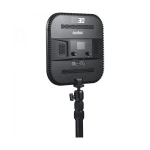 Musta Godox E-sports LED-valaisin ES30 - Kit1 on asennettu jalustalle, ja se on kuvattu takaa ilmanvaihtosäleiköt, säätönupit ja näyttö ovat näkyvissä.