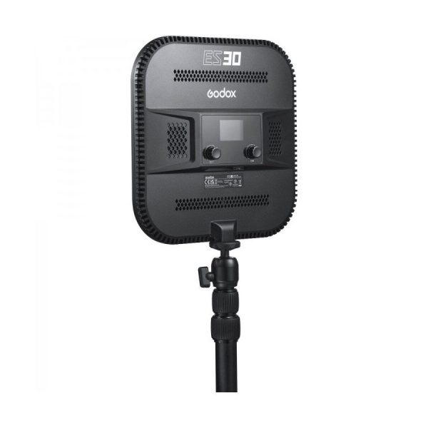 Musta Godox E-sports LED-valaisin ES30 - Kit1 on asennettu jalustalle, ja se on kuvattu takaa ilmanvaihtosäleiköt, säätönupit ja näyttö ovat näkyvissä.