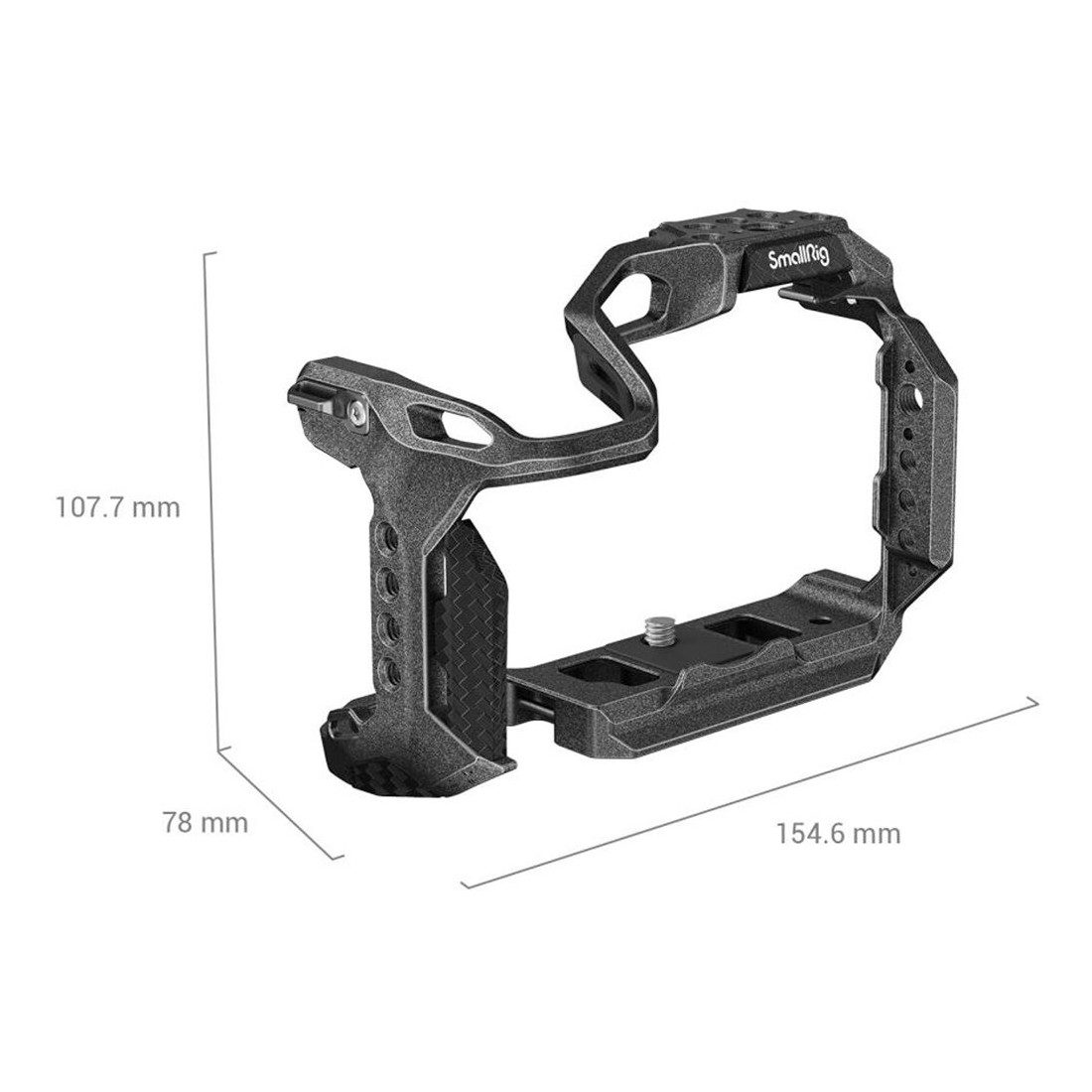 The SmallRig 4003 Black Mamba Cage for Canon EOS R7 is presented in black and measures 107.7 mm high, 78 mm wide and 154.6 mm long. It features mounting holes and a base plate to securely mount the camera.