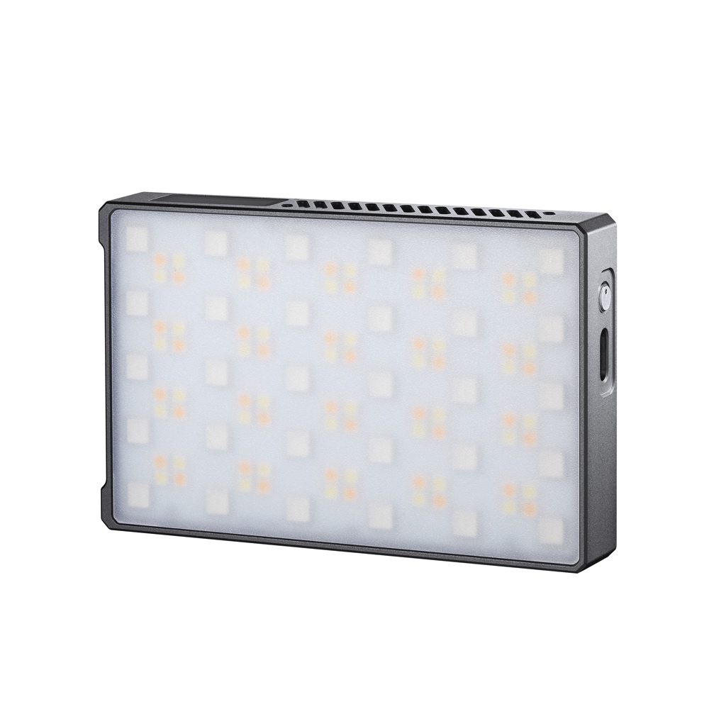 Godox C5R Mobile RGB LED -valaisin on suorakulmainen paneeli, jossa on himmeä etukansi, musta kehys ja sivussa olevat ohjauspainikkeet, ja se on suunniteltu valokuvaukseen tai videokuvaukseen.