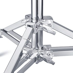 Lähikuva Godox Roller Stand for Video Light SA5015 -valaisimen rullalevystä, jossa on tukeva metallirakenne, lukitusvivut, tukivarret ja kiillotettu kromipinta.