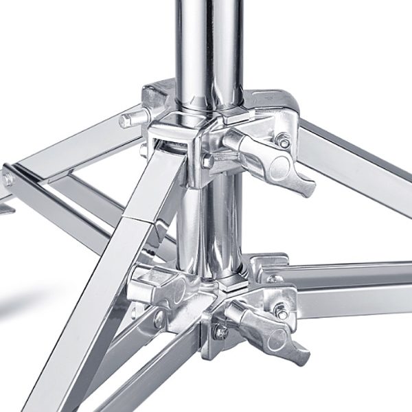 Lähikuva Godox Roller Stand for Video Light SA5015 -valaisimen rullalevystä, jossa on tukeva metallirakenne, lukitusvivut, tukivarret ja kiillotettu kromipinta.