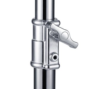 Lähikuva Godox Roller Stand for Video Light SA5015 -valaisimen rullalevystä, jossa näkyy metallinen kiinnityssalpa, jossa on vipukahva ja ruuvi, joka kiinnittää kaksi kiiltävää sylinterimäistä napaa toisiinsa.