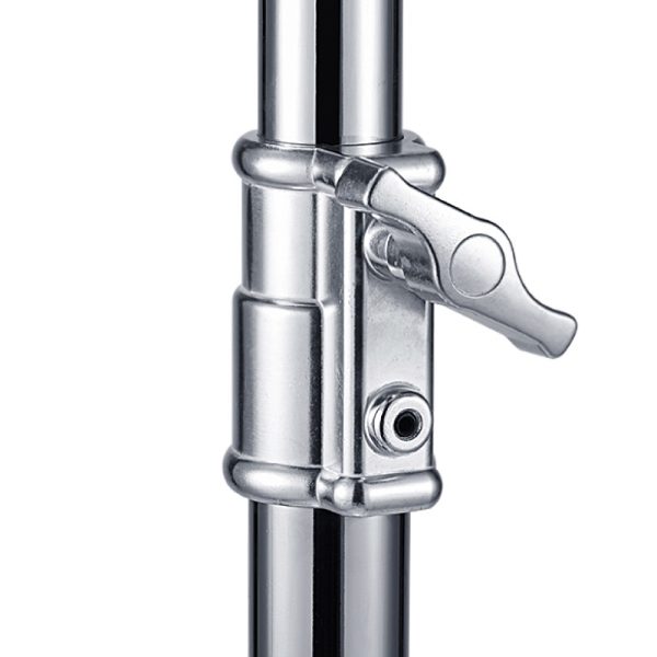 Lähikuva Godox Roller Stand for Video Light SA5015 -valaisimen rullalevystä, jossa näkyy metallinen kiinnityssalpa, jossa on vipukahva ja ruuvi, joka kiinnittää kaksi kiiltävää sylinterimäistä napaa toisiinsa.