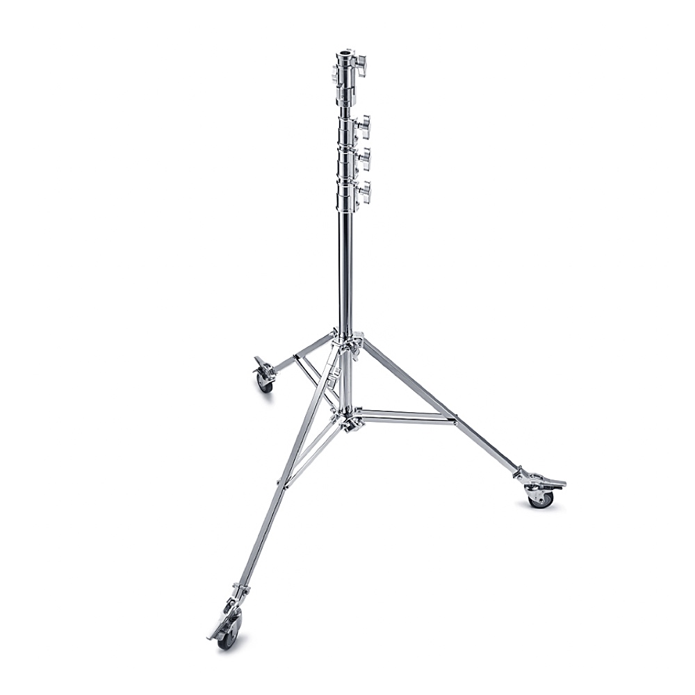 Godox Heavy-duty Steel Roller Stand SA5045 on metallinen kolmella säädettävällä jalalla ja pyörillä varustettu kolmijalkainen kolmijalkainen jalusta, joka on ihanteellinen valaisimien tai valokuvauslaitteiden tukemiseen, kuvassa valkoisella pohjalla.