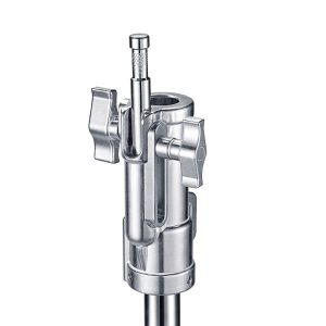 Lähikuva Godox Heavy-duty Steel Roller Stand SA5045:stä, kiiltävästä hopeanvärisestä metallisesta kiinnittimestä, jossa on säädettävät nupit ja joka on suunniteltu laitteiden kiinnittämiseen, eristettynä valkoiselle taustalle.