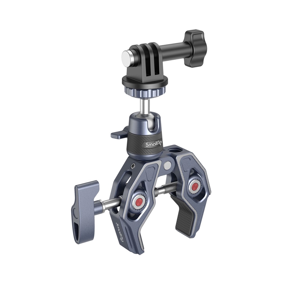 SmallRig 4102 Super Clamp with 360° Ball Head Mount for Action Cameras -kuulapääkiinnikkeessä on säädettävät ruuvit, kumikahvat ja GoPro-tyylinen sovitin, kuvassa valkoisella pohjalla.